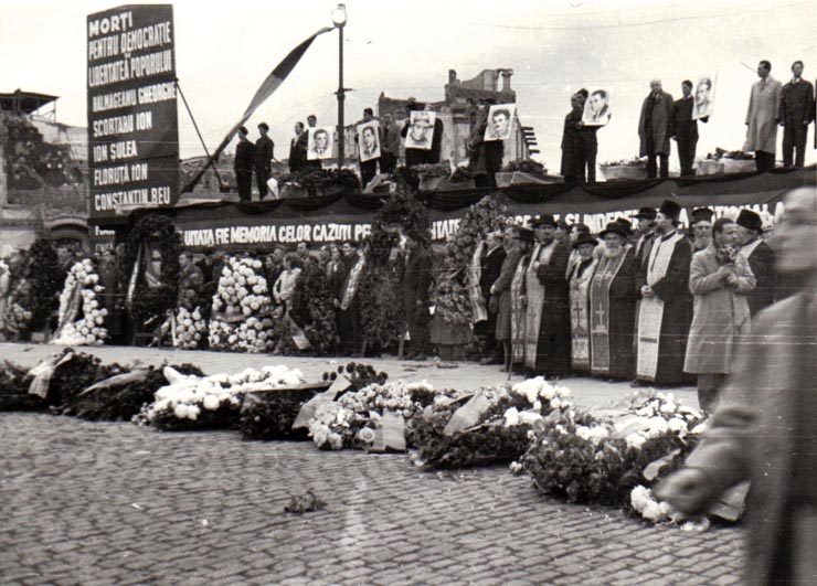 În Piaţa Victoriei catafalcul celor ucişi de bandele fasciste la 8 noiembrie 1945.(12 noiembrie 1945)