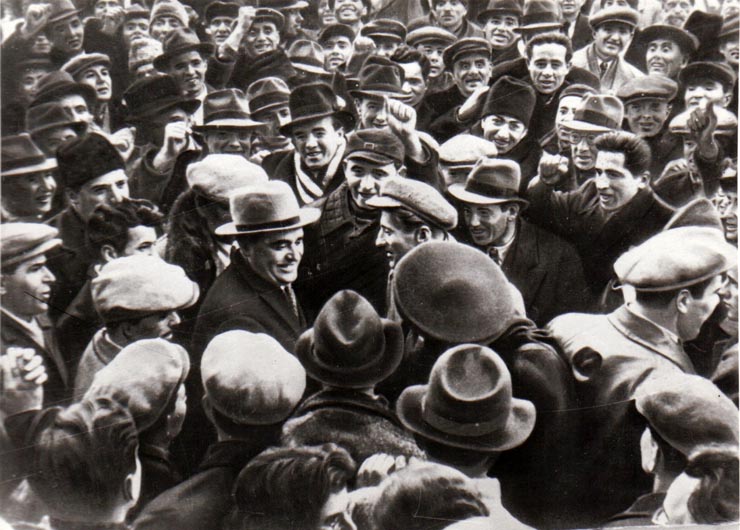 Fotografie, reprezentând pe Gh.Gheorghiu Dej, în mijlocul unui grup de muncitori ceferişti în anul 1945.(1945)
