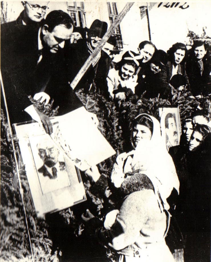 Gheorghe Gheorghiu Dej înmânând titluri de proprietate asupra pământului, la Miercurea Ciucului.(1945)