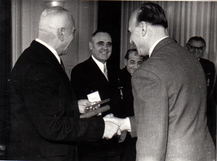 Gh. Gheorghiu-Dej, P. Groza, I. Chişinevschi, ş.a., la solemnitatea înmânării unor distincţii acordate cu prilejul celei de-a V-a aniversări a Republicii Populare Române (Palatul M.A.N.).(30.12.1952).