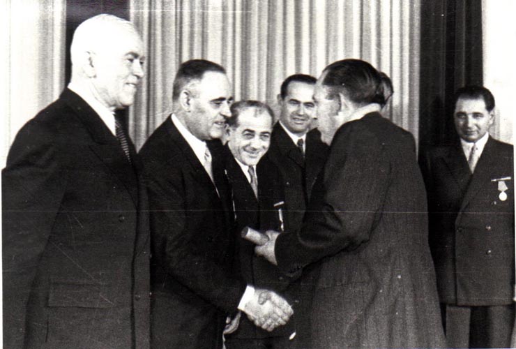 Gh. Gheorghiu-Dej, P. Groza, I. Chişinevschi, Gh. Apostol, Al. Moghioroş, ş.a., la solemnitatea înmânării unor distincţii acordate cu prilejul celei de-a V-a aniversări a Republicii Populare Române (Palatul M.A.N.).(30.12.1952).