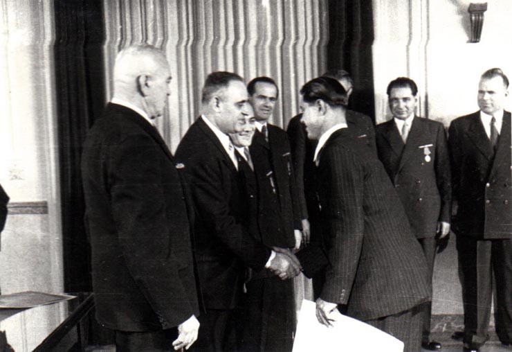 Gh. Gheorghiu-Dej, P. Groza, I. Chişinevschi, Gh. Apostol, Al. Moghioroş, Chivu Stoica, M. Constantinescu, ş.a., la solemnitatea înmânării unor distincţii acordate cu prilejul celei de-a V-a aniversări a Republicii Populare Române (Palatul M.A.N.).(30.12.1952).