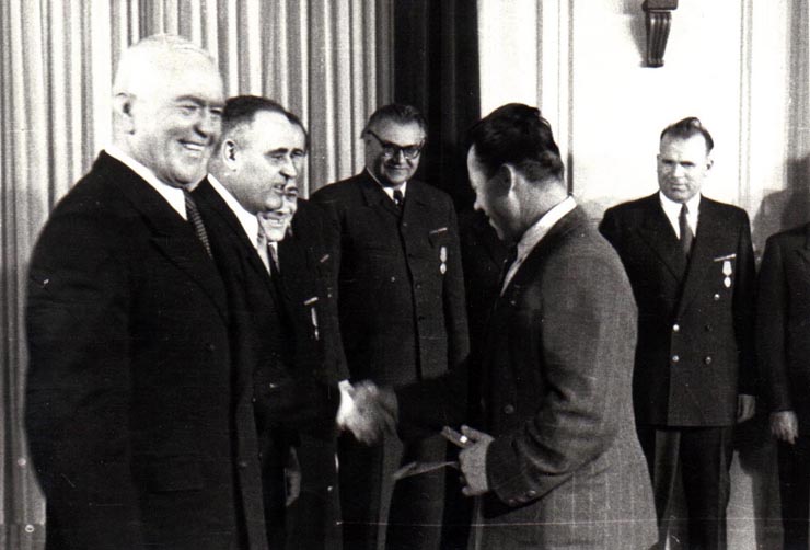 Gh. Gheorghiu-Dej, P. Groza, I. Chişinevschi, Gh. Apostol, Chivu Stoica, M. Constantinescu, ş.a., la solemnitatea înmânării unor distincţii acordate cu prilejul celei de-a V-a aniversări a Republicii Populare Române (Palatul M.A.N.).(30.12.1952).