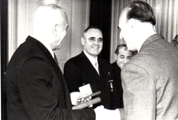 Gh. Gheorghiu-Dej, P. Groza, I. Chişinevschi, ş.a., la solemnitatea înmânării unor distincţii acordate cu prilejul celei de-a V-a aniversări a Republicii Populare Române (Palatul M.A.N.).(30.12.1952).