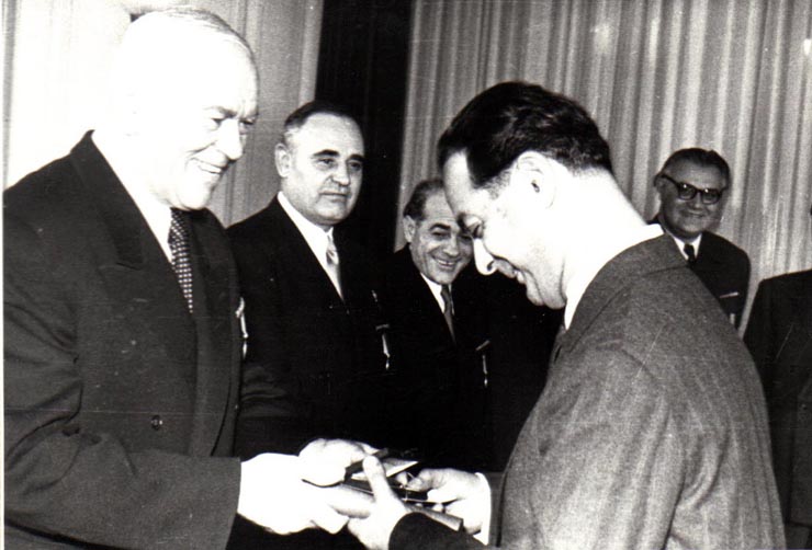 Gh. Gheorghiu-Dej, P. Groza, I. Chişinevschi, M. Constantinescu, ş.a., la solemnitatea înmânării unor distincţii acordate cu prilejul celei de-a V-a aniversări a Republicii Populare Române (Palatul M.A.N.).(30.12.1952).