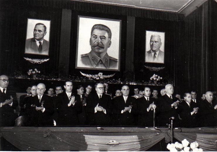 Gh. Gheorghiu-Dej, P. Groza, C.I.Parhon, I. Chişinevschi, M.B. Mitin, Al. Moghioroş, C. Pârvulescu, Gh. Apostol, A.I. Leontiev, Tr. Săvulescu, P. Borilă, ş.a. în prezidiul adunării festive din sala Ateneului R.P.R., cu prilejul celei de-a V-a aniversări a proclamării R.P.R.(30.12.1952).