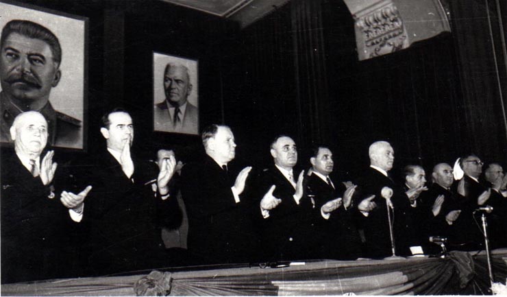 Gh. Gheorghiu-Dej, P. Groza, C.I.Parhon, M. Constantinescu, I. Chişinevschi, M.B. Mitin, Al. Moghioroş, Gh. Apostol, A.I. Leontiev, Chivu Stoica, ş.a. în prezidiul adunării festive din sala Ateneului R.P.R., cu prilejul celei de-a V-a aniversări a proclamării R.P.R.(30.12.1952).