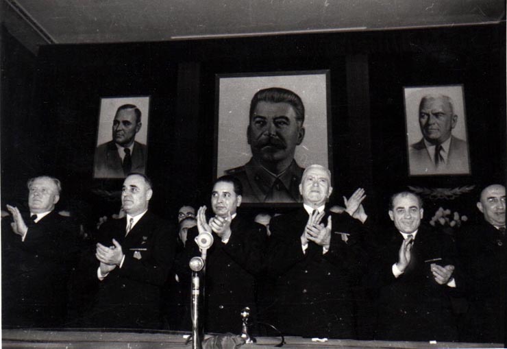 Gh. Gheorghiu-Dej, P. Groza, I. Chişinevschi, M.B. Mitin, Gh. Apostol, A.I. Leontiev, ş.a. în prezidiul adunării festive din sala Ateneului R.P.R., cu prilejul celei de-a V-a aniversări a proclamării R.P.R.(30.12.1952).