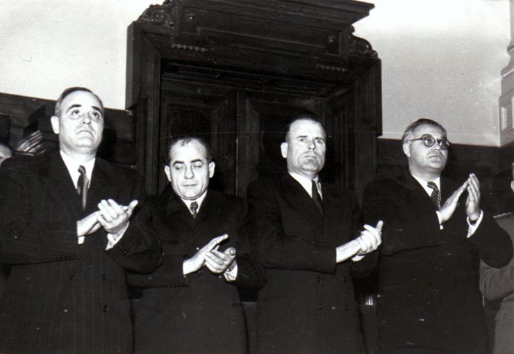 Gheorghe Gheorghiu –Dej, Chivu Stoica, M. Constantinescu, Chişinevschi Iosif pe banca ministerială la prima sesiune a Marii Adunări Naţionale aleasă pe baza noii Constituţii a R.P.R. în alegerile de la 30 nov. 1952. (23.01.1953).