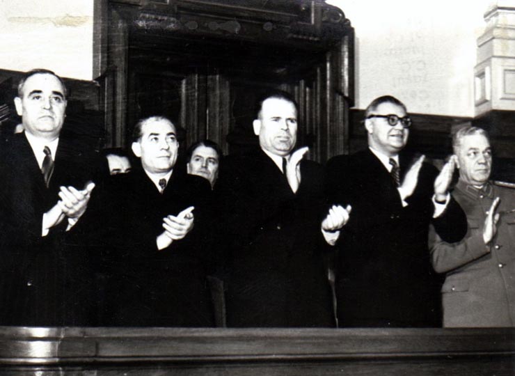 Gheorghe Gheorghiu –Dej, Chivu Stoica, M. Constantinescu, Chişinevschi Iosif, Emil Bodnăraş pe banca ministerială la prima sesiune a Marii Adunări Naţionale aleasă pe baza noii Constituţii a R.P.R. în alegerile de la 30 nov. 1952.  (23.01.1953).