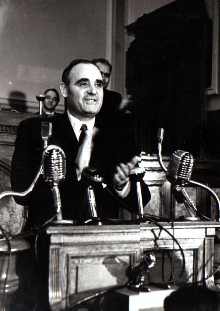 Gheorghe Gheorghiu –Dej la tribuna primei sesiuni a M.A.N. aleasă pe baza noii Constituţii a R.P.R. (ziua a 2-a). [în rândul 2, dreapta, Tiţă Florea].(24.01.1953).