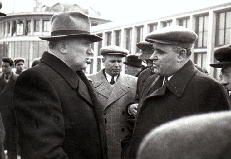 Chivu Stoica, A. I. Leontiev, Chişinevschi, M. Constantinescu pe aeroportul Băneasa, în întâmpinarea delegaţiei R.P.R. condusă de Gheorghe Gheorghiu –Dej, care a participat la funeraliile lui I.V.Stalin.(11 martie 1953).