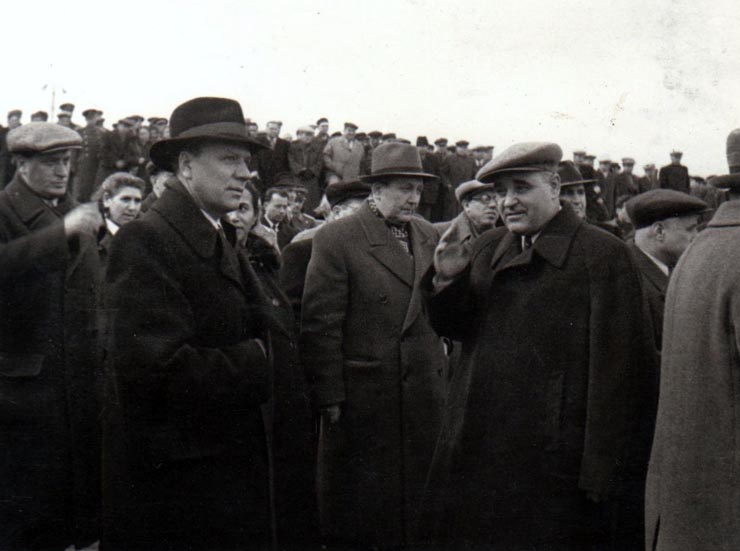 Gheorghe Gheorghiu –Dej care a condus delegaţia R.P.R. la funeraliile lui I.V.Stalin; pe aeroportul Băneasa la înapoierea de la Moscova. Sunt de faţă: S. Burghieli, L. Răutu, A. I. Leontiev, Mihail Roller, Petre Lupu, Racă Vidraşcu, Ghizele Vass.(11 martie 1953).