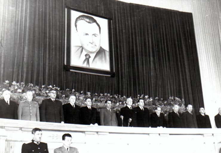 Gheorghe Gheorghiu –Dej, Chivu Stoica, P. Groza, P. Borilă, I. Chişinevschi, M.B. Mitin, Mihai Moraru, C.I. Parhon,  M. Constantinescu, Emil Bodnăraş, Dumitru Coliu şi alte persoane la mitingul de doliu al oamenilor muncii din Capitală, închinat memoriei lui Clement Gottwald (Sala din Bd. G-ral Magheru).(19.03.1953).