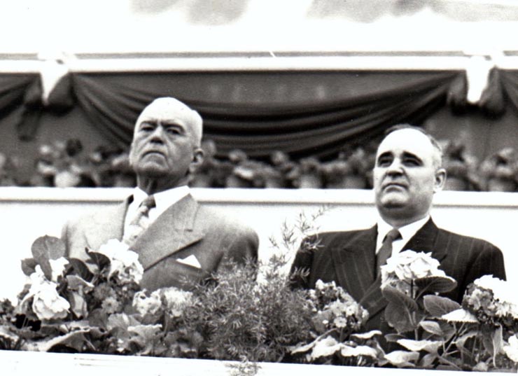 Gheorghe Gheorghiu –Dej şi P. Groza în tribuna centrală din Piaţa Aviatorilor la marea demonstraţie a oamenilor muncii, în cinstea zilei de 1 Mai.        (01.05.1953).