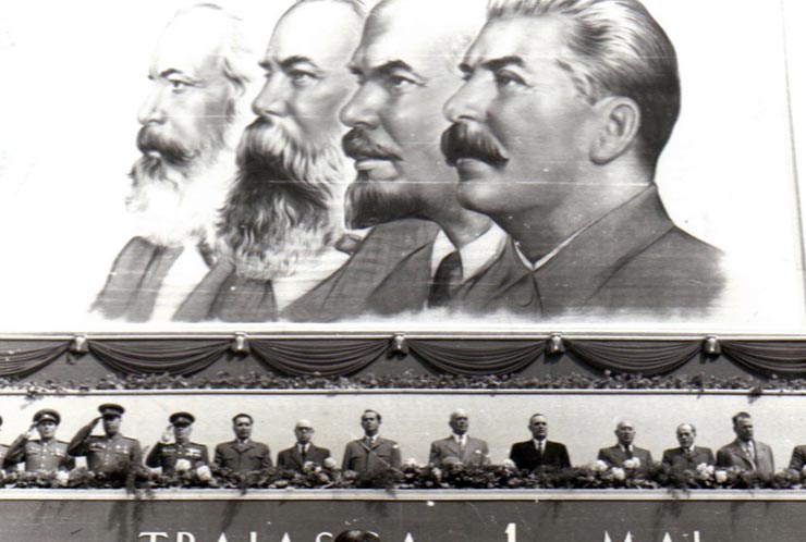 Gheorghe Gheorghiu –Dej, Al. Moghioroş, Gh. Apostol, I. Chişinevschi, C.I. Parhon, P. Groza, L. Sălăjan, Al. Drăghici, E. Bodnăraş, M.B. Mitin, Chivu Stoica în tribuna oficială din Piaţa Aviatorilor în timpul demonstraţiei oamenilor muncii, în cinstea zilei de 1 Mai.       (01.05.1953).