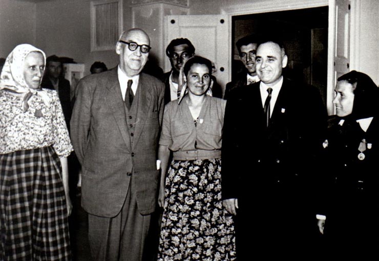 Gheorghe Gheorghiu –Dej şi Traian Săvulescu în mijlocul unui grup de colectivişti cu prilejul Congresului fruntaşilor din Gospodăriile Agricole Colective (sala din Bd. Magheru).          (21-23.05.1953).