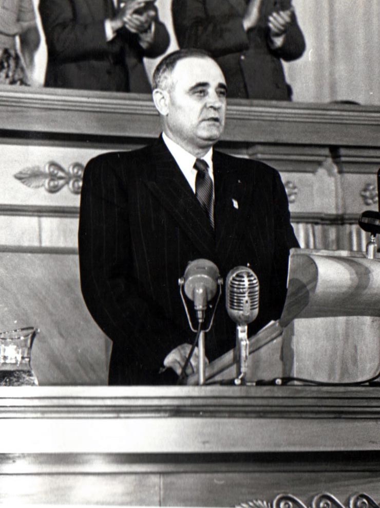 Gheorghe Gheorghiu –Dej rostindu-şi cuvântarea la Congresul fruntaşilor din Gospodăriile Agricole Colective (sala din Bd. Magheru).    (21-23.05.1953).