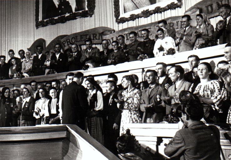 Gheorghe Gheorghiu –Dej în mijlocul unui grup de colectivişti la primul Congres al fruntaşilor din Gospodăriile Agricole Colective (sala din Bd. Magheru).  (21-23.05.1953).