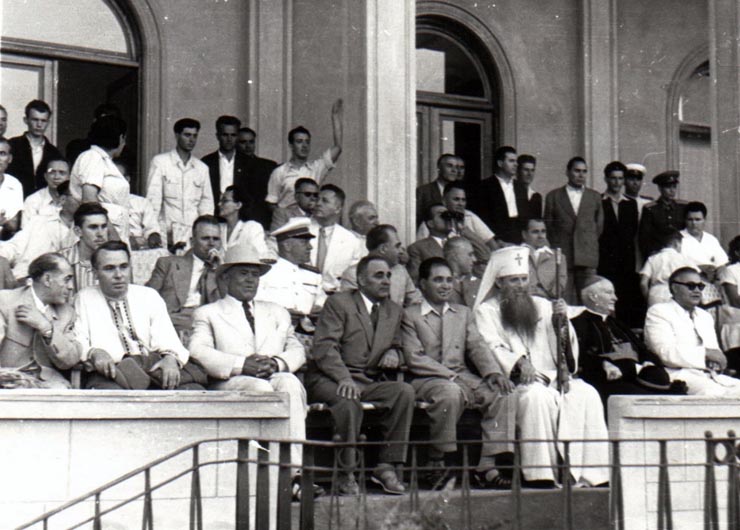 Gheorghe Gheorghiu –Dej, P. Groza, E. Bodnăraş, Chivu Stoica, I. Chişinevschi, Gh. Apostol, Leonte Răutu,  Ghizela Vass, D. Colin, Dumitru Petrescu, Petre Borilă, M. Constantinescu, Patriarh M. Justinian, L.G Melnicov (ambasador U.R.S.S.), Ofelia Manole în tribuna oficială de pe stadionul „23 August” din Capitală cu prilejul deschiderii Festivalului Mondial al Tineretului.(2.08.1953).