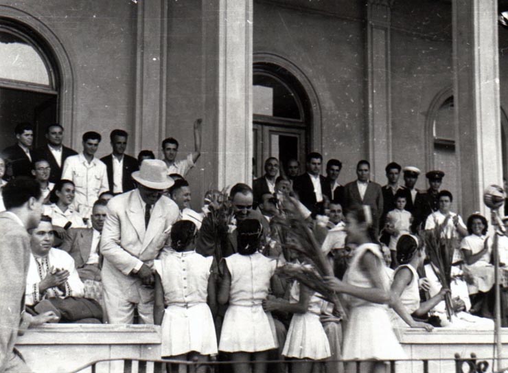 Gheorghe Gheorghiu –Dej, P. Groza, Chivu Stoica, Dumitru Petrescu, Ghizela Vass, Ofelia Manole, Leonte Răutu în tribuna oficială de pe stadionul „23 August” primesc flori de la o delegaţie de elevi cu prilejul deschiderii Festivalului Mondial al Tineretului.(2.08.1953).