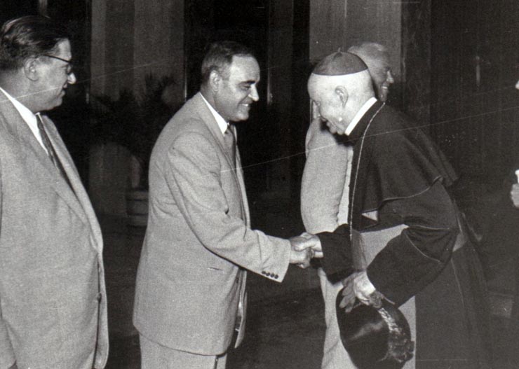 Gheorghe Gheorghiu –Dej şi P. Groza dând mâna cu diferiţi delegaţi la cel de-al IV-lea Festival Mondial al Tineretului, invitaţi la masa oferită de Prezidiul Marii Adunări Naţionale şi Consiliul de Miniştri.(15.08.1953).