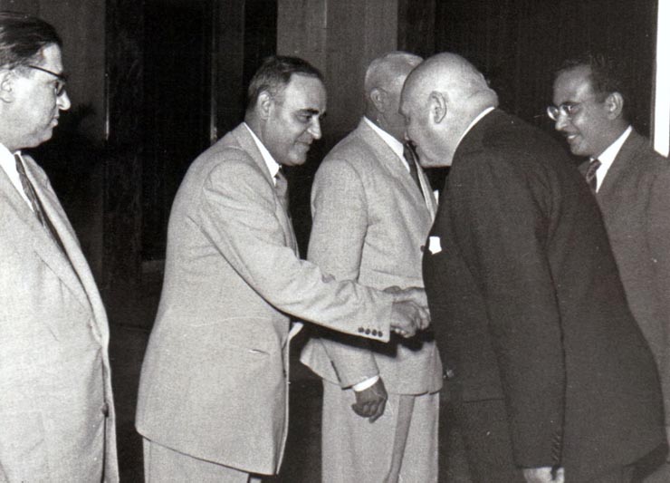 Gheorghe Gheorghiu –Dej şi P. Groza dând mâna cu diferiţi delegaţi la cel de-al IV-lea Festival Mondial al Tineretului, invitaţi la masa oferită de Prezidiul Marii Adunări Naţionale şi Consiliul de Miniştri.(15.08.1953).