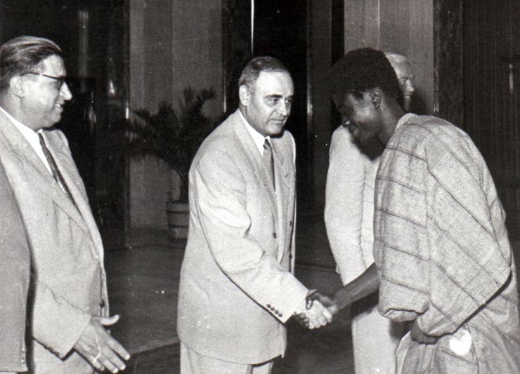 Gheorghe Gheorghiu –Dej şi P. Groza dând mâna cu diferiţi delegaţi la cel de-al IV-lea Festival Mondial al Tineretului, invitaţi la masa oferită de Prezidiul Marii Adunări Naţionale şi Consiliul de Miniştri.(15.08.1953).