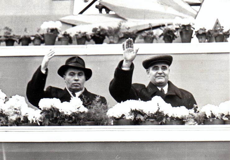 Gheorghe Gheorghiu –Dej şi L.G. Melnicov, ambasadorul Uniunii Sovietice la Bucureşti în tribuna centrală din Piaţa Aviatorilor, cu prilejul celei de-a 36-a aniversări a Marii Revoluţii Socialiste din Octombrie (Opera de Stat).(7.11.1953).