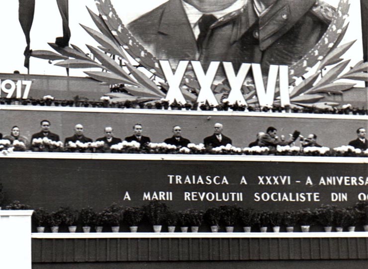 Gheorghe Gheorghiu –Dej, Al. Moghioroş, P. Groza, L.G. Melnicov, N. Goldberger, D. Colin, Gh. Apostol, M.B. Mitin, Iosif Chişinevschi şi alte persoane în tribuna centrală din Piaţa Aviatorilor, la demonstraţia oamenilor muncii, cu prilejul zilei de 7 noiembrie.(7.11.1953).