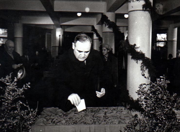 Gheorghe Gheorghiu –Dej la secţia de votare nr. 2 din raionul Lenin cu prilejul alegerilor de deputaţi în Sfaturile Populare.(20.12.1953).