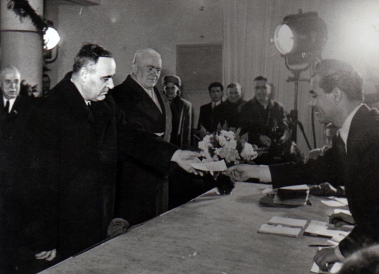 Gheorghe Gheorghiu –Dej, P. Groza, C.I. Parhon şi alte persoane la secţia de votare nr. 2 din raionul Lenin cu prilejul alegerilor de deputaţi în Sfaturile Populare.(20.12.1953).