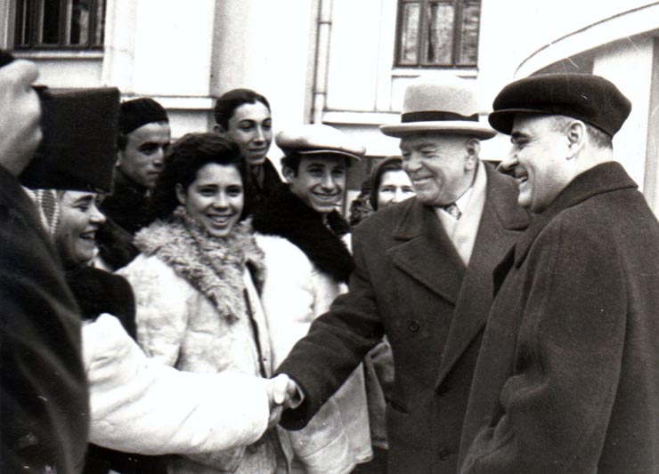 Gheorghe Gheorghiu –Dej şi  P. Groza întreţinându-se cu alegătorii în faţa secţiei de votare nr. 2 din raionul Lenin cu prilejul alegerilor de deputaţi în Sfaturile Populare.(20.12.1953).