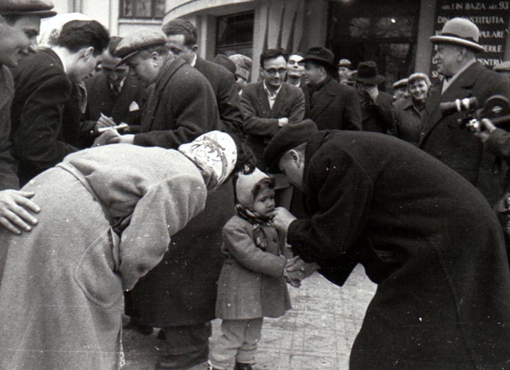 Gheorghe Gheorghiu –Dej în faţa secţiei de votare nr. 2 din raionul Lenin cu prilejul alegerilor de deputaţi în Sfaturile Populare.(20.12.1953).