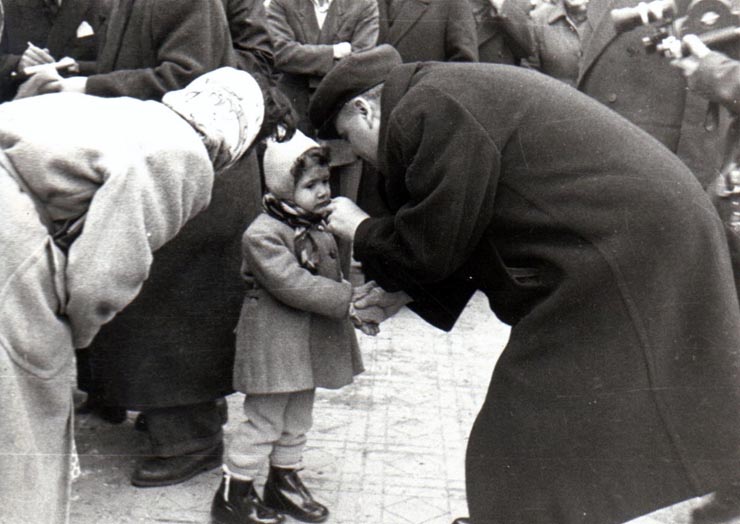 Gheorghe Gheorghiu –Dej în faţa secţiei de votare nr. 2 din raionul Lenin cu prilejul alegerilor de deputaţi în Sfaturile Populare.(20.12.1953).