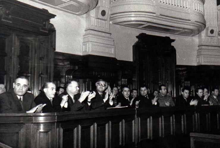 Gheorghe Gheorghiu –Dej, Iosif Chişinevschi, Chivu Stoica, Miron Constantinescu, Emil Bodnăraş, Petre Borilă, Dumitru Petrescu, Alex. Drăghici, Simion Bughici, Constanţa Crăciun, C. Pârvulescu, Marin Gaston  şi alte persoane pe banca ministerială la cea de-a doua sesiune a M.A.N. a R.P.R., în cadrul căreia a fost dezbătut şi aprobat proiectul de Cod al familiei.  (28-30.12.1953).