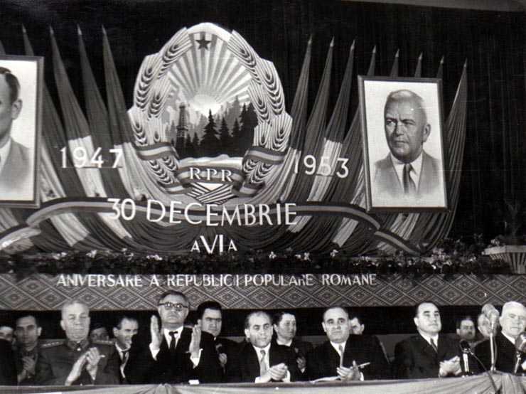 Gheorghe Gheorghiu –Dej, P. Groza, I. Chişinevschi, M. Constantinescu, E. Bodnăraş, Stela Enescu, Ion Muşat şi alte persoane în prezidiul adunării festive de la Ateneul R.P.R., organizată cu prilejul celei de-a 6-a aniversări a proclamării R.P.R.         (30.12.1953).
