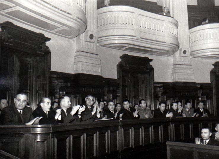 Gheorghe Gheorghiu –Dej, Chivu Stoica, Emil Bodnăraş, Petre Borilă, Alex. Drăghici, Simion Bughici şi alte persoane pe banca ministerială la cea de-a doua sesiune a M.A.N. a R.P.R., în cadrul căreia a fost dezbătut şi aprobat proiectul de Cod al familiei.    (28-30.12.1953).