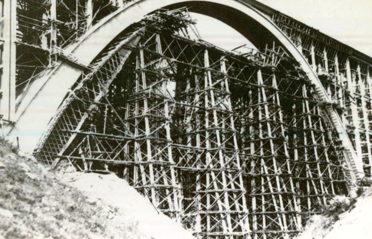 Viaductul de la Caracău construit în anul 1946 prin muncă patriotică.(13 noiembrie 1946)