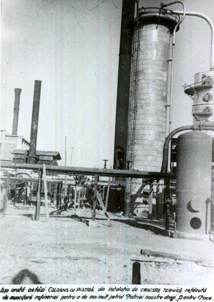Coloana de piatră din instalaţia de cracare termică, refăcută de muncitorii rafinăriei petrolifere în urma distrugerilor provocate de bombardamente.(1947-1948)