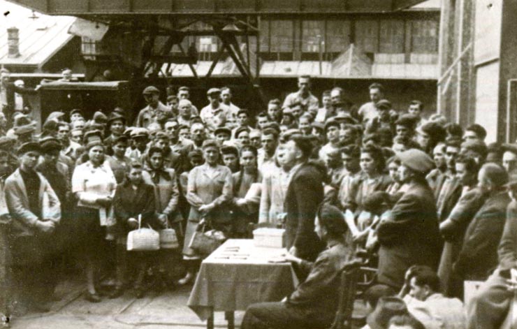 Aspect de la adunarea salariaţilor Uzinei de motoare din Reşiţa cu prilejul naţionalizării înteprinderii.(1948)