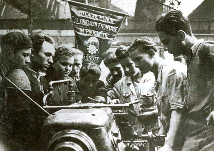 Brigadă utecistă fruntaşă în timpul activităţii în producţie la o întreprindere Bucureşteană.(1950)