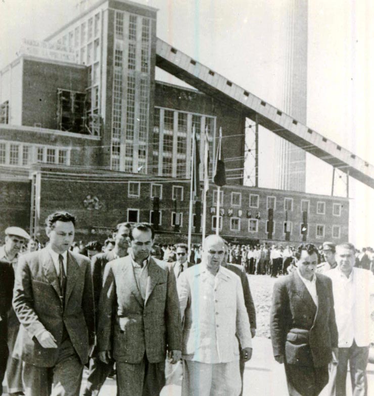 Fotografie: Aspect de la inaugurarea Termocentralei electrice de la Doiceşti. Se văd Alex. Moghioroş, C. Pîrvulescu, M. Gaston, etc.(1952)