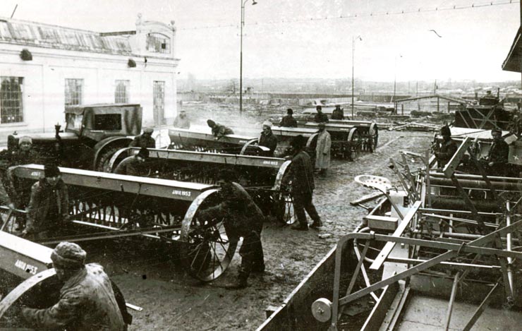 Fotografie: Maşini agricole în curtea fabricii ”Semănătoarea” din Bucureşti.(1953)