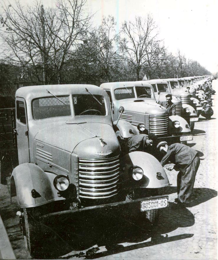 Fotografie: Un grup de autocamioane fabricate la Uzinele ”Steagul Roşu” din Braşov.(1953)