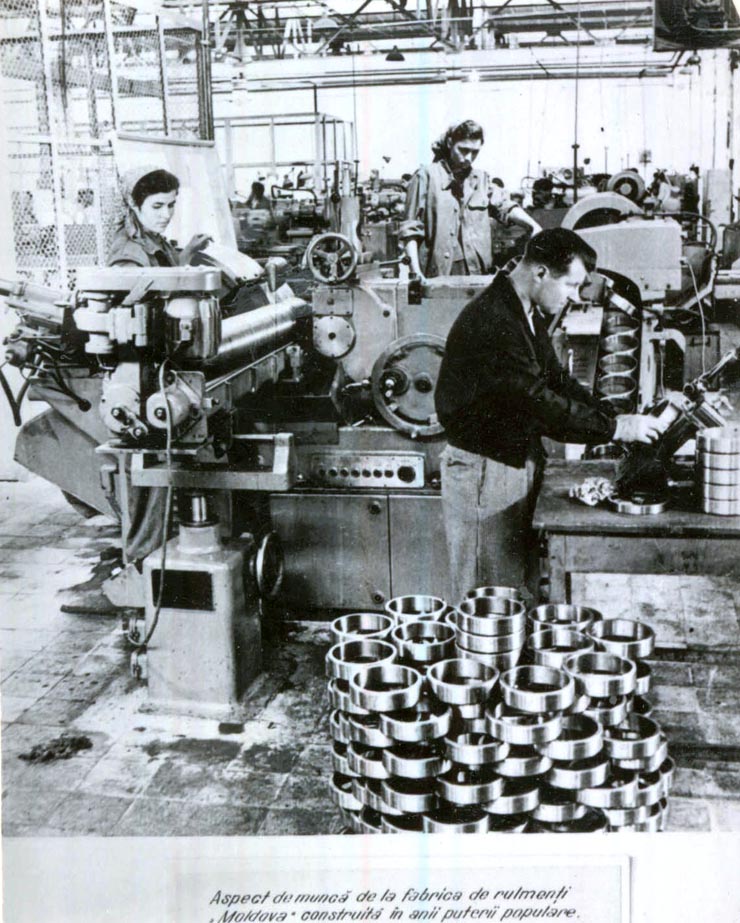 Aspect dintr-o secţie a fabricii de rulmenţi ”Moldova”,construită în anii de democraţie populară.(1954)