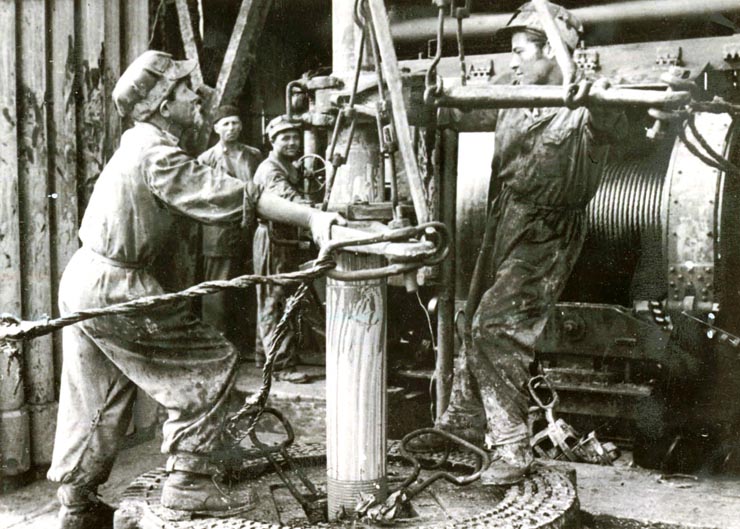 Aspect din munca petroliştilor de la schela Boldeşti regiunea Ploieşti.(1955)