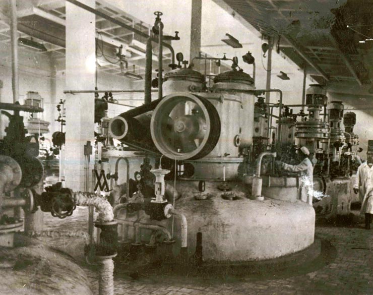 Fabrica de antibiotice din Iaşi; aspect dintr-o secţie, intrată în funcţiune la sfârşitul primului plan cincinal.(1955)
