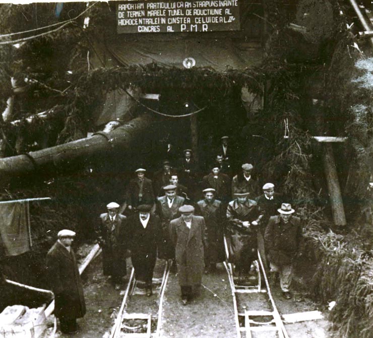 Aspect de la sărbătorirea terminării străpungerii tunelului de la şantierul hidrocentralei”Lenin” de la Bicaz.(1955)