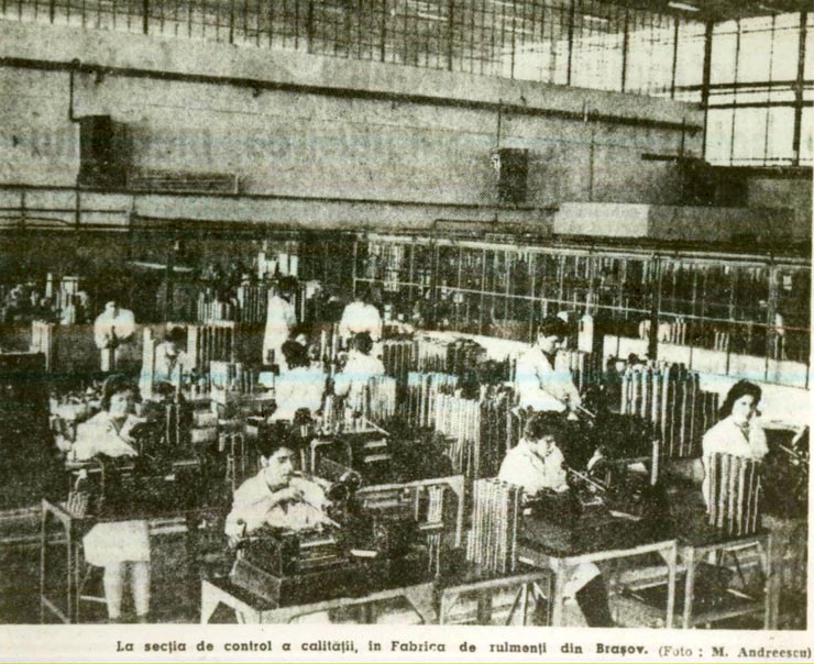 Imagine din secţia de control a calităţii de la fabrica de rulmenţi din Braşov.(18 ianuarie 1962)